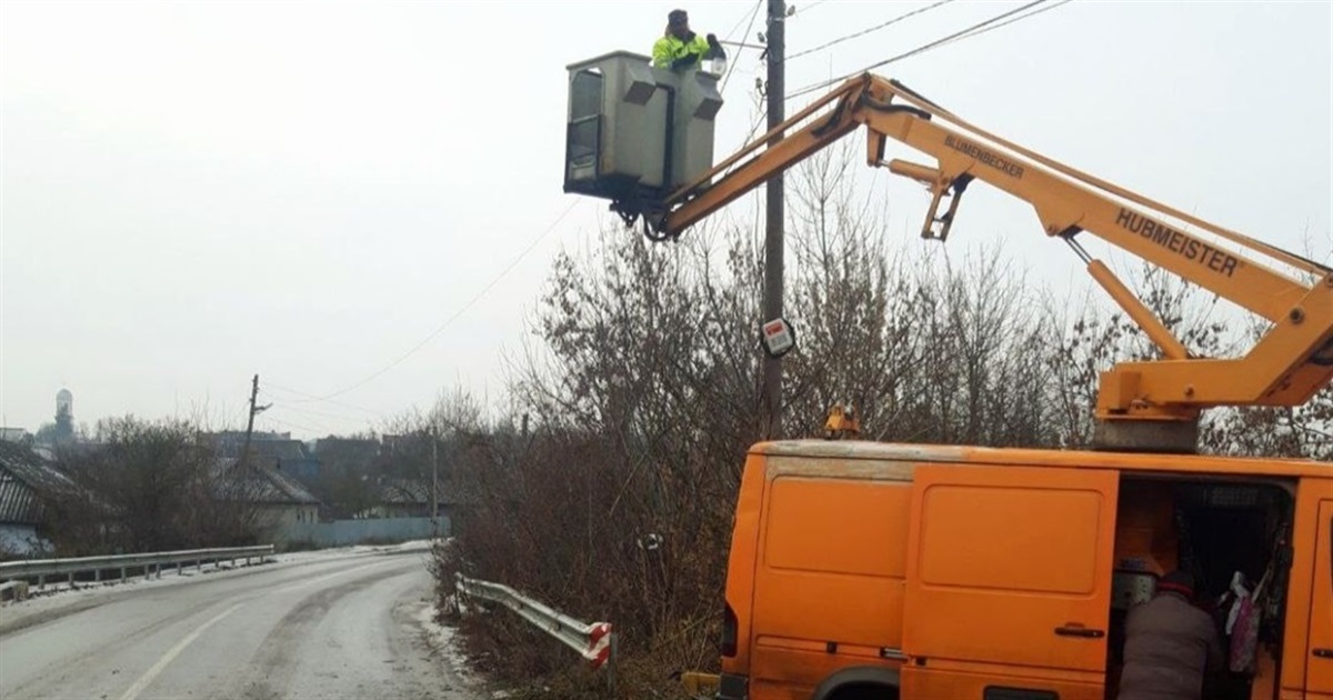 У Жмеринській громаді здійснюють заміну ламп у мережі вуличного освітлення