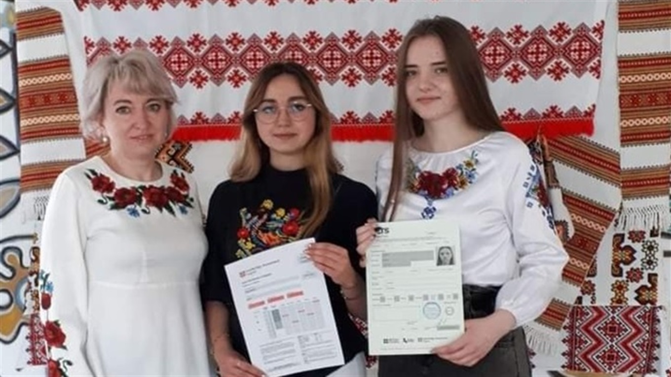 Учениці 11-х класів Калуського ліцею №2 отримали сертифікати рівня В2 / C1 з англійської мови
