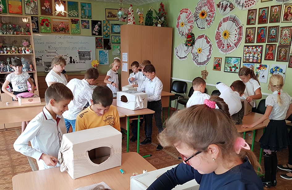 Учні Удачненської ЗОШ майстрували житло для тварин – власних і безхатніх