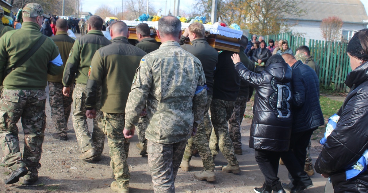 Вона зустрічала домовину з тілом сина, щоб вже наступного дня востаннє поцілувати його заплющені очі