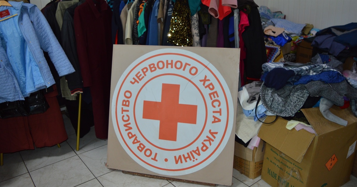 Волонтери Червоного Хреста в Переяславі запрошують жителів відвідати «Банк одягу» при організації
