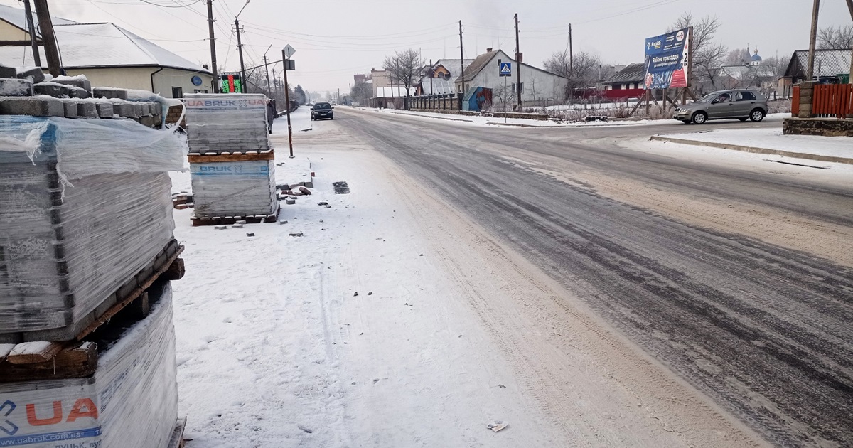 Вулицю Повстанців у Володимирці досі не здали: асфальт тріскається, просідають люки, нема розмітки