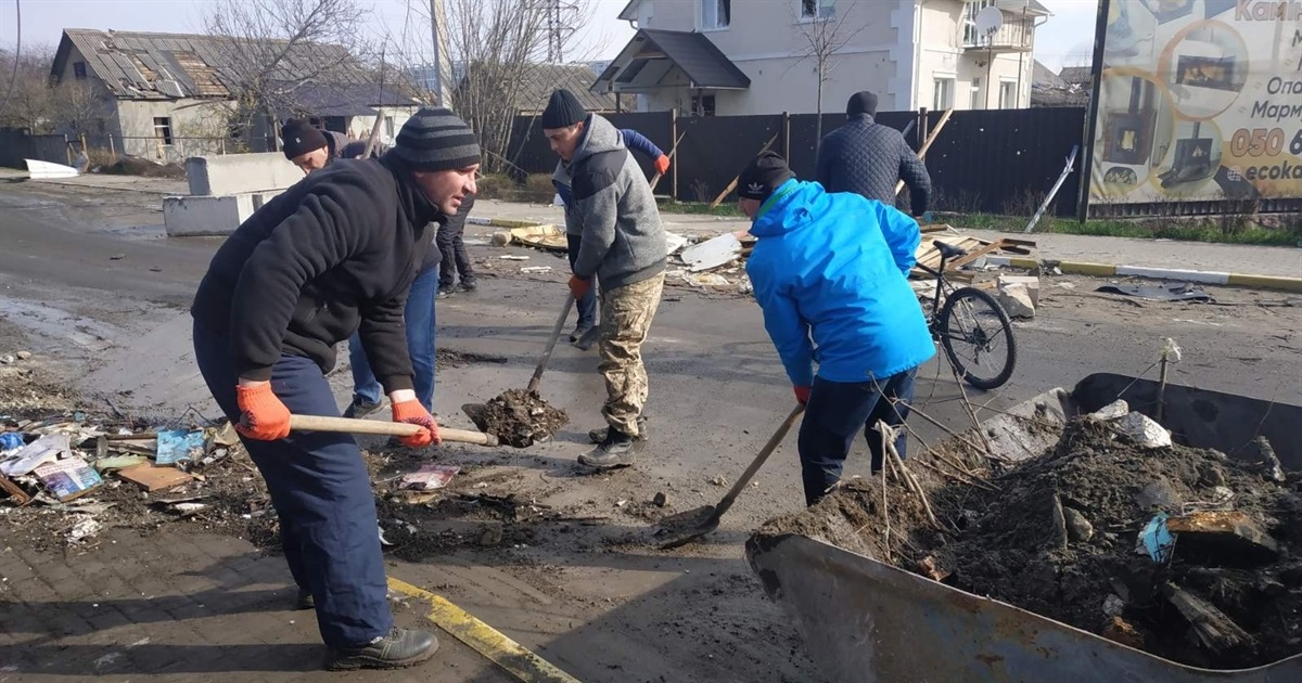 Переяславці долучилися до прибирання вулиць деокупованої Бучі