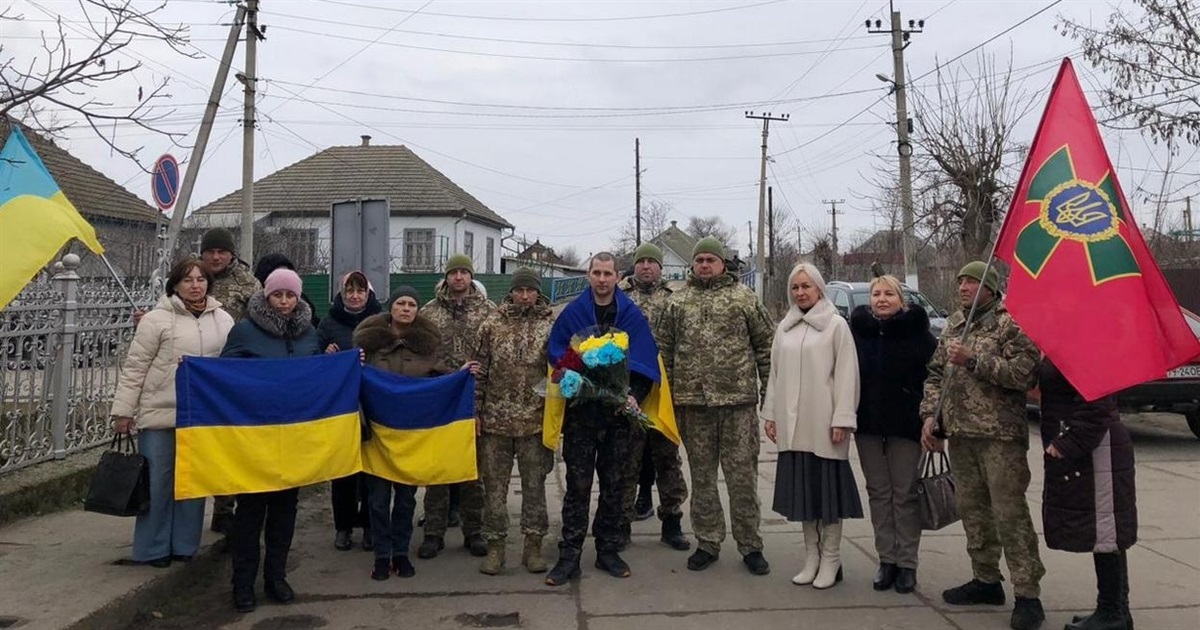 Звільнений з полону захисник острова Зміїний повернувся додому після реабілітації