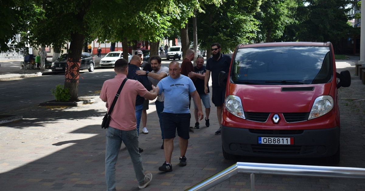 Латвійські волонтери у Звягелі передали автомобіль для потреб ветеранів