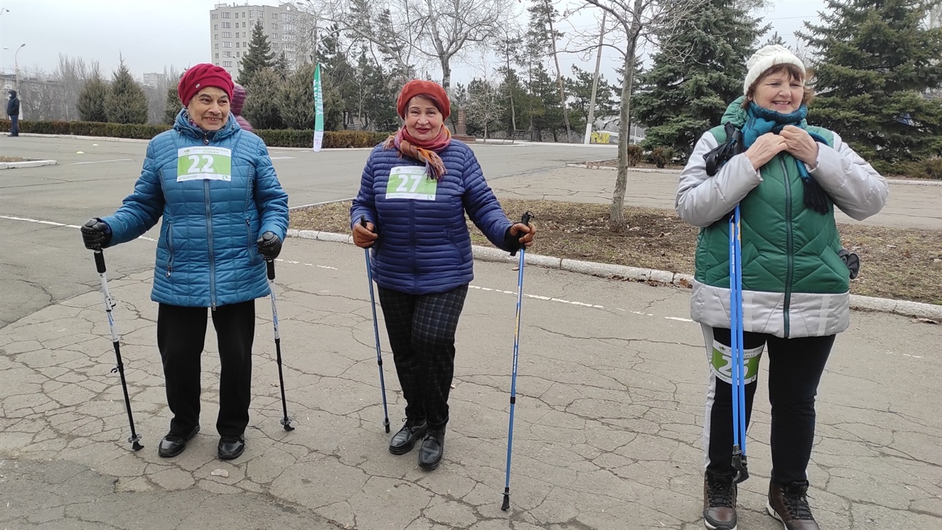 Перемогли, бо не сидять на дивані. Це учасниці групи скандинавської ходьби на естафеті в Маріуполі