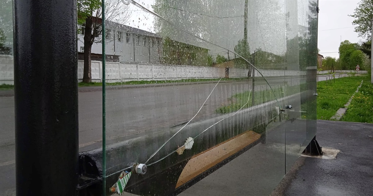 На Звягельщині невідомі розбили нову автобусну зупинку