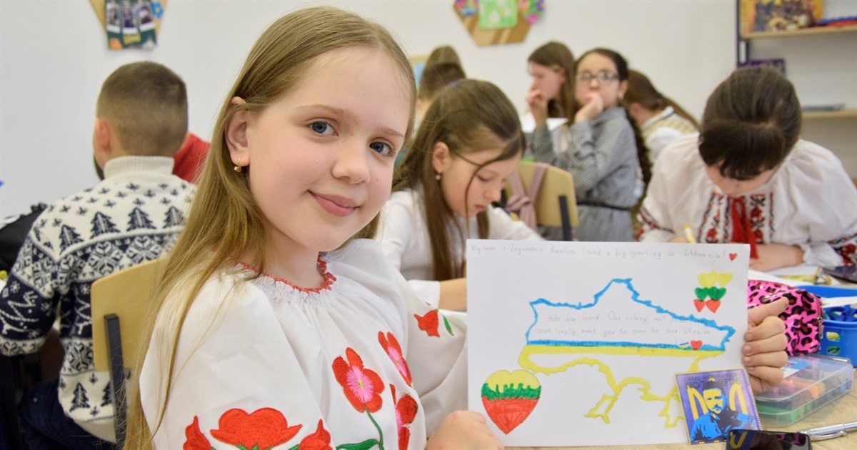 «Чекаємо на вас після Перемоги»: діти зі Жмеринки обмінялися листівками із дітьми з Литви