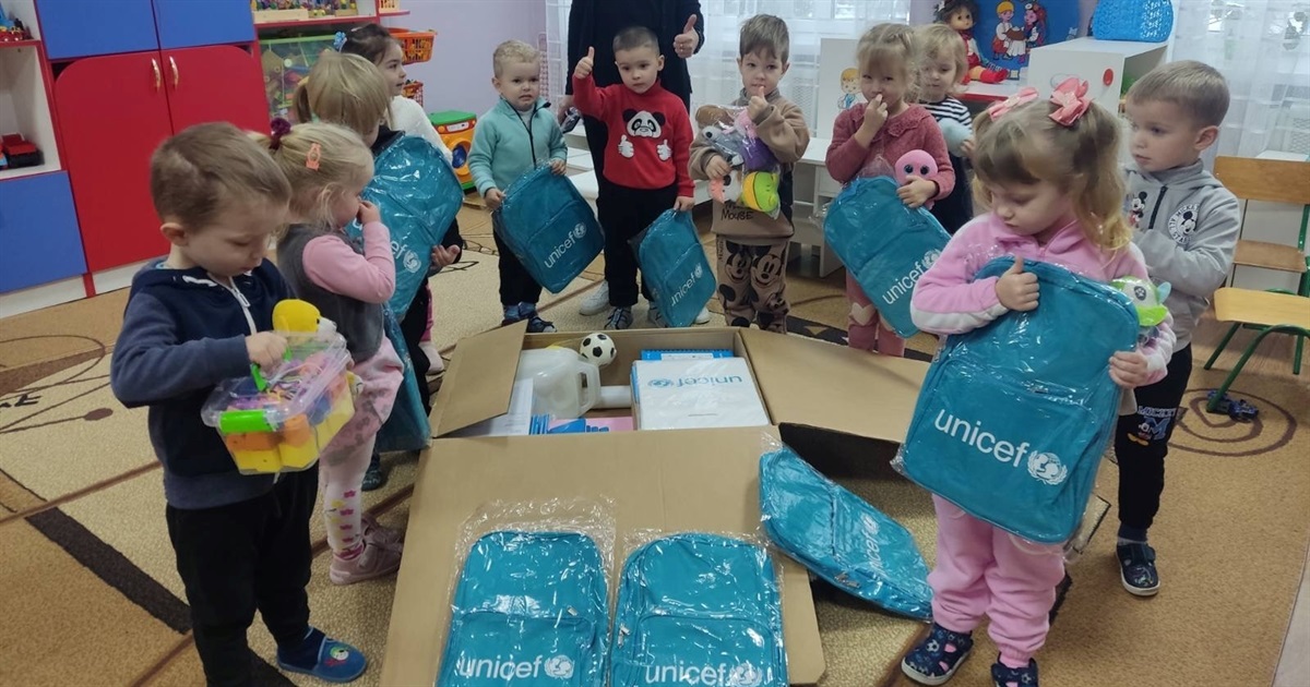 Завдяки UNICEF діти вразливих категорій населення отримали рюкзачки, набори, приладдя та інвентар