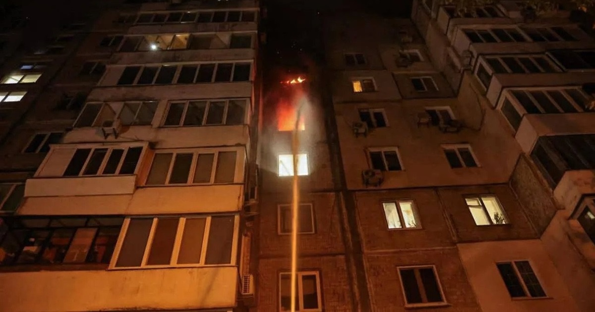 Росія масовано ударила по Києву: горять багатоповерхівки, є загиблі і поранені (фото)