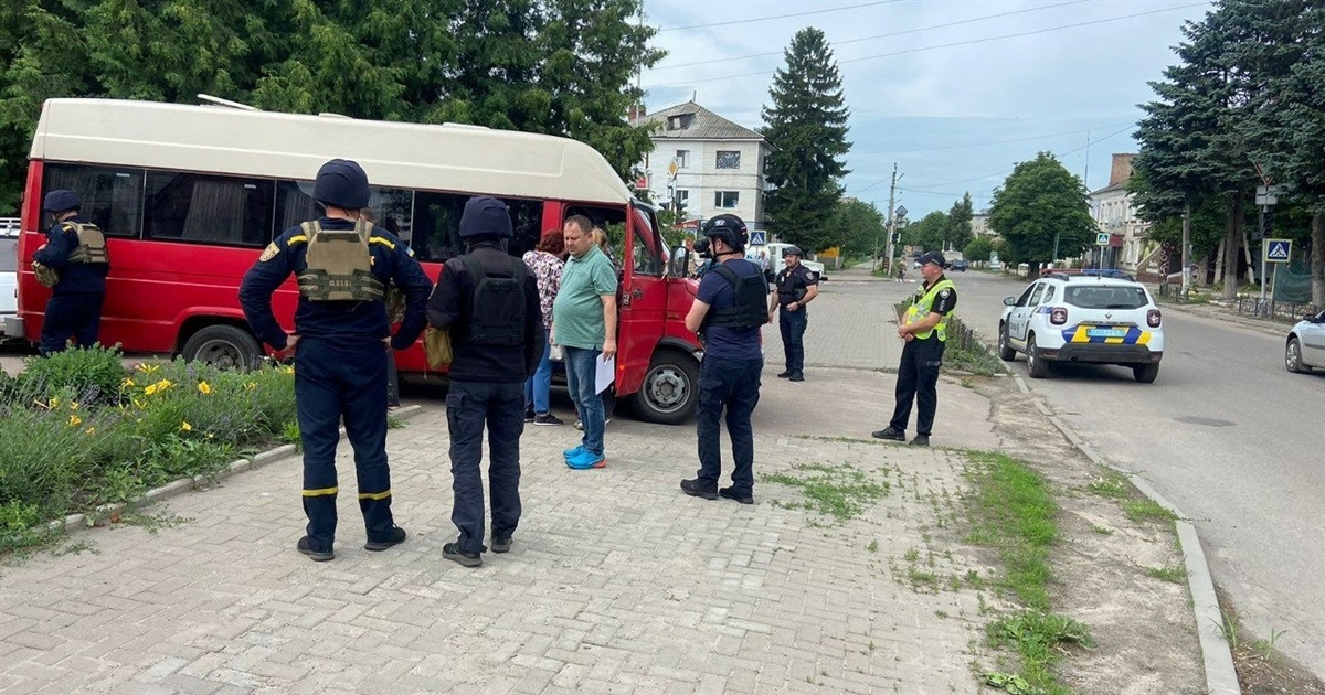 Евакуація з Білопілля триває: люди виїжджають у більш безпечні місця