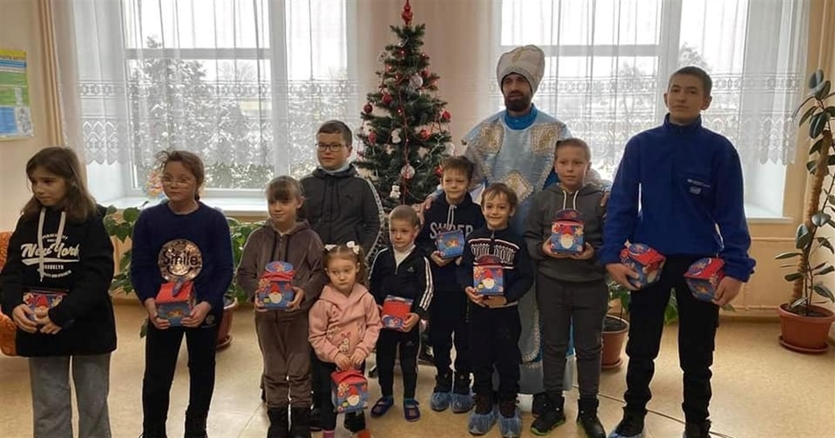 В День Святого Миколая у Звягелі відкрили різдвяну фотозону та вручили подарунки дітям в лікарні