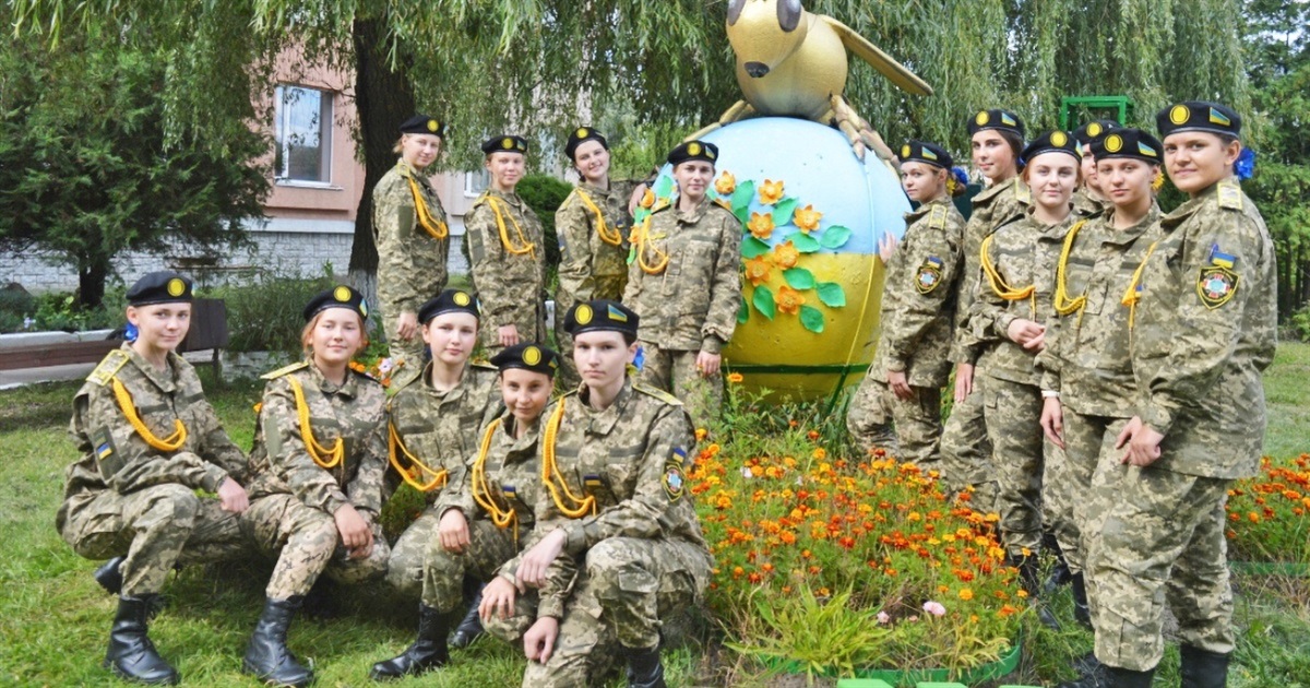 Камуфляж замість шкільної сукні: лави військового профілю ліцею у Володимирці поповнили 15 дівчат