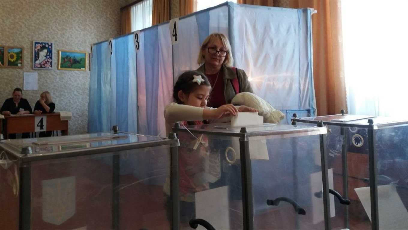 У Сватовому пройшли вибори Президента України-2019. Що відбувається на дільницях після їх закриття