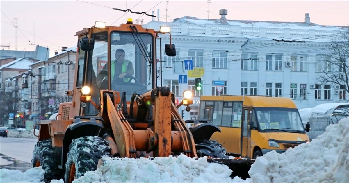 Чернігів до снігу готовий: піщано-сольову суміш заготовлено, техніка чекає свого часу