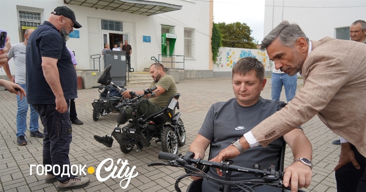 Три ветерани із Сатанівської громади отримали електровізки від шведських партнерів