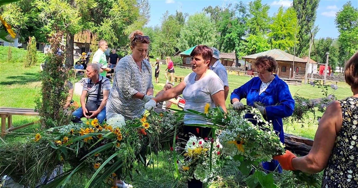 Напередодні Трійці на Переяславщині відтворили етнографічний обряд встановлення віхи