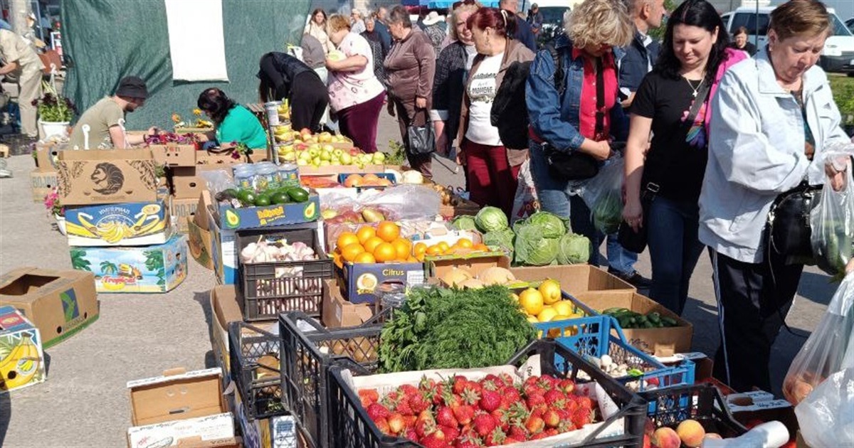 Огірки по 32 грн, полуниця по 120 грн: скільки коштують овочі та фрукти на Переяславському базарі?
