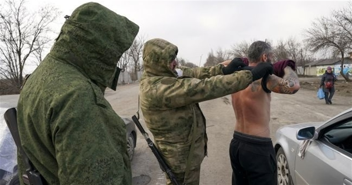 Що не варто зберігати в телефоні людині на окупованих територіях. Поради від Центру нацспротиву