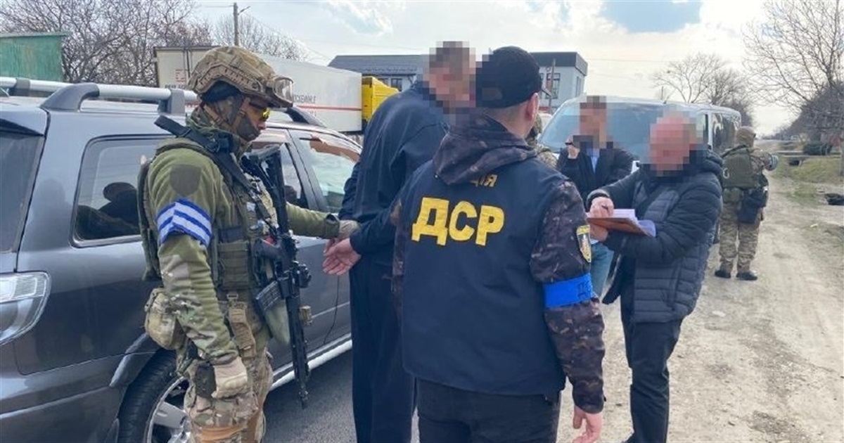 Вимагали з буковинця майже 200 тисяч гривень неіснуючого боргу: поліція затримала вимагачів