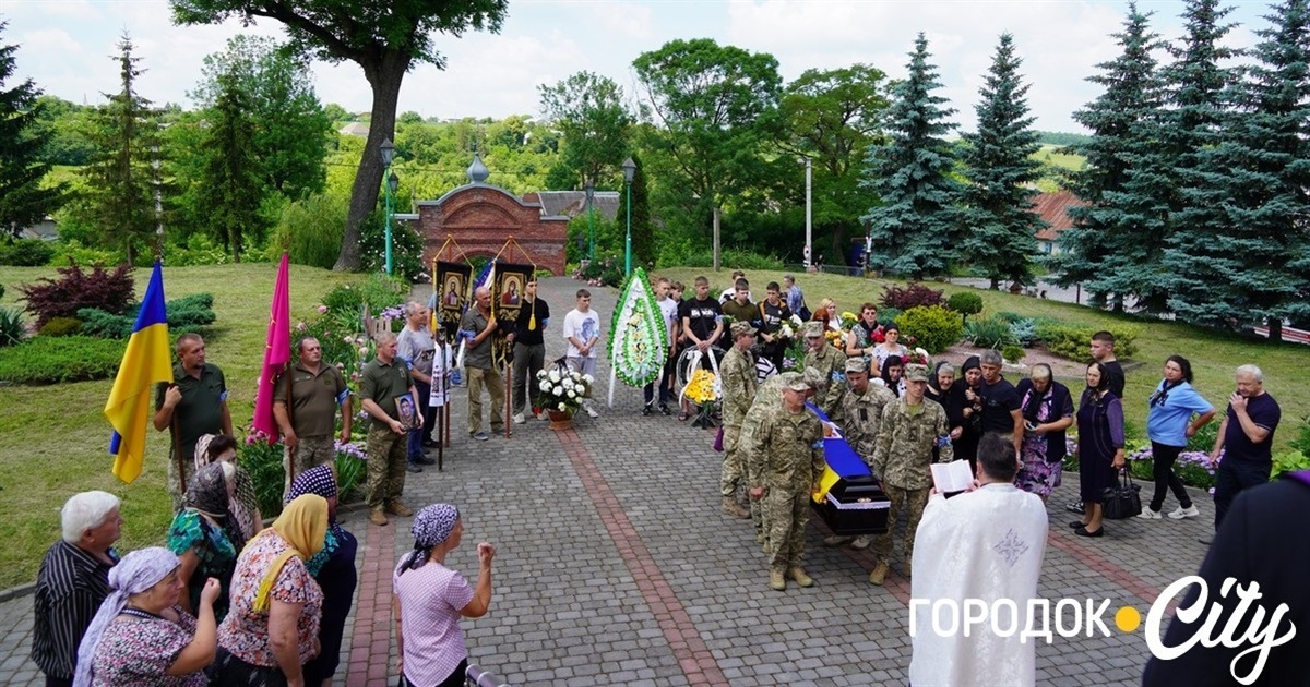 Він загинув в останній день цієї весни. У Сатанові попрощалися із загиблим воїном Василем Бевзом