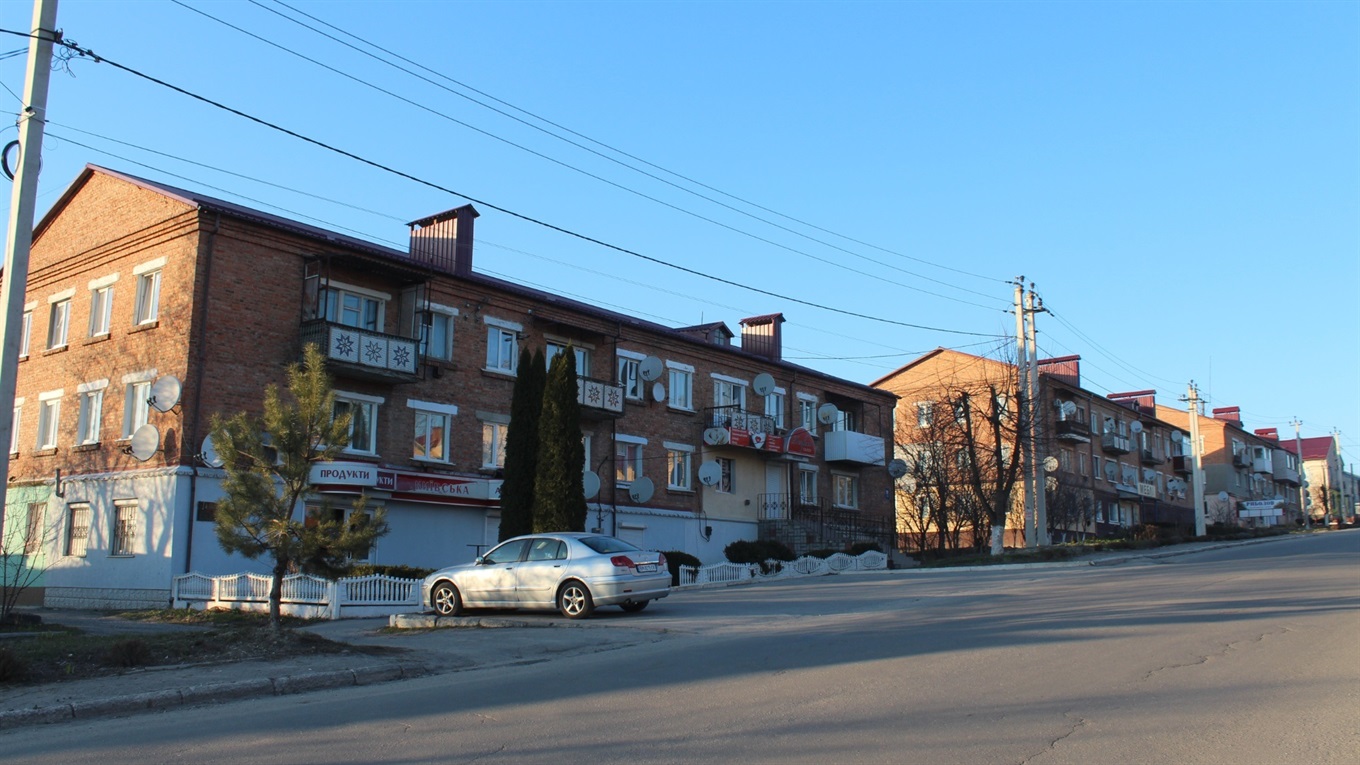 У Городку мали відремонтувати прибудинкові території. Що цьому заважає?