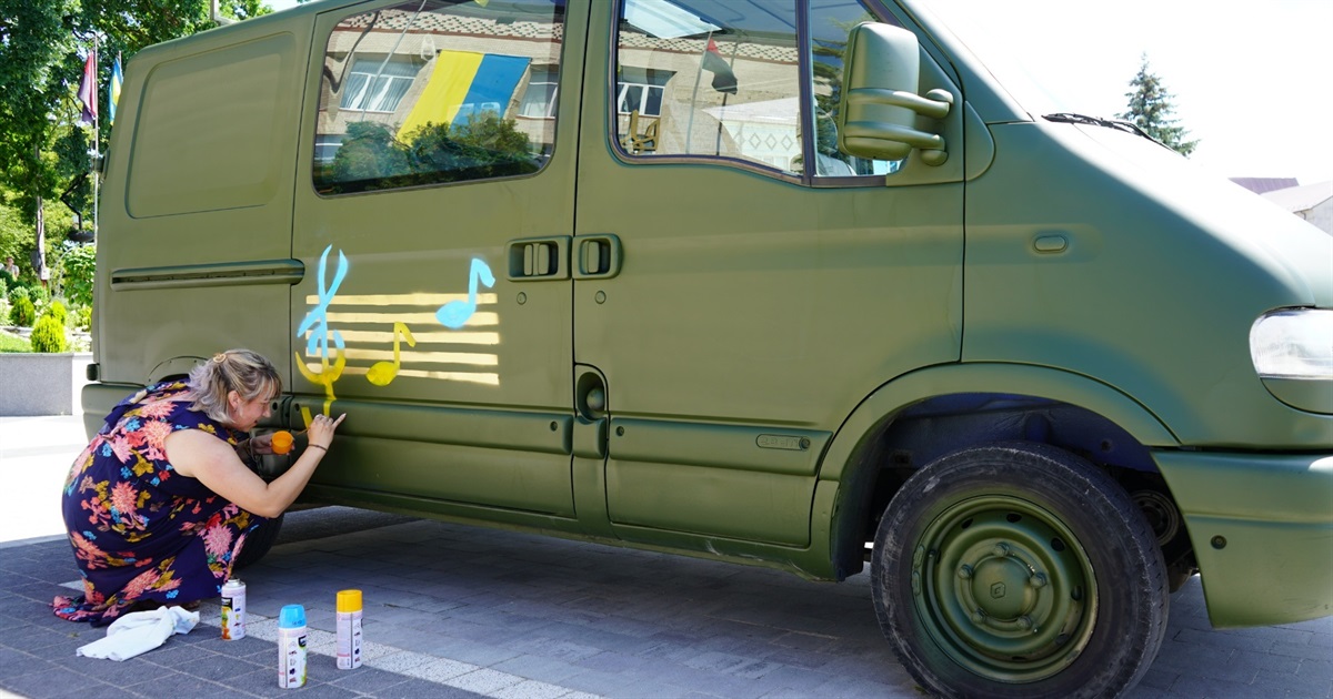 Благодійний марафон тривалістю пів року. Працівники культури Городоччини придбали авто для ЗСУ