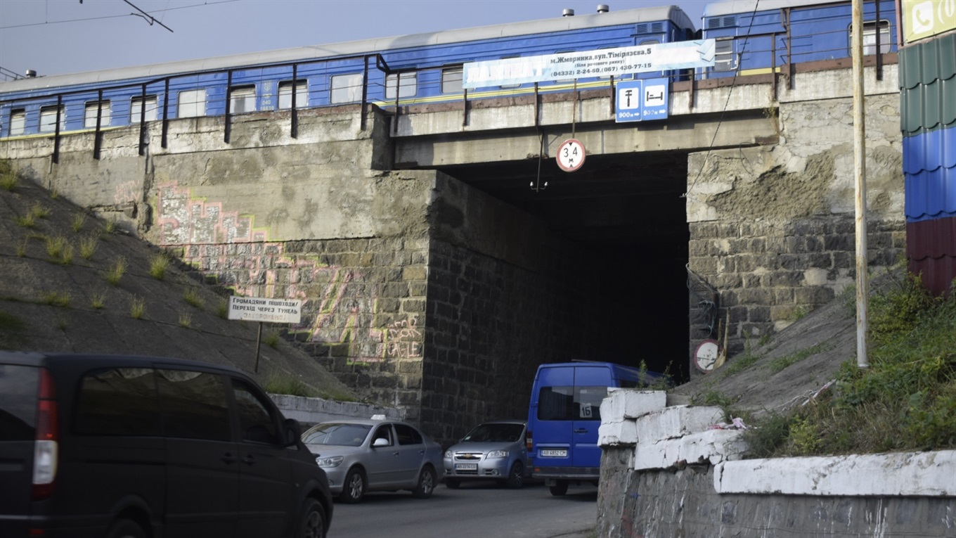 У Жмеринці чоловіка врятували від самогубства: хотів зістрибнути з висоти залізничного тунелю