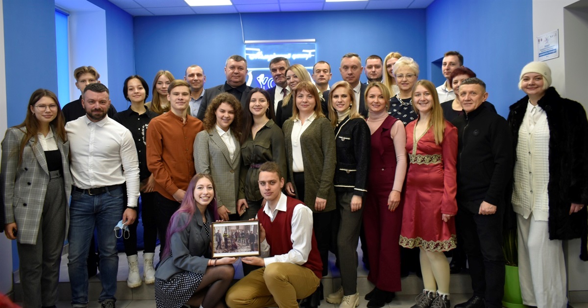 У Жмеринці відкрили сучасний молодіжний центр «Your Space»: неформальне спілкування влади з молоддю
