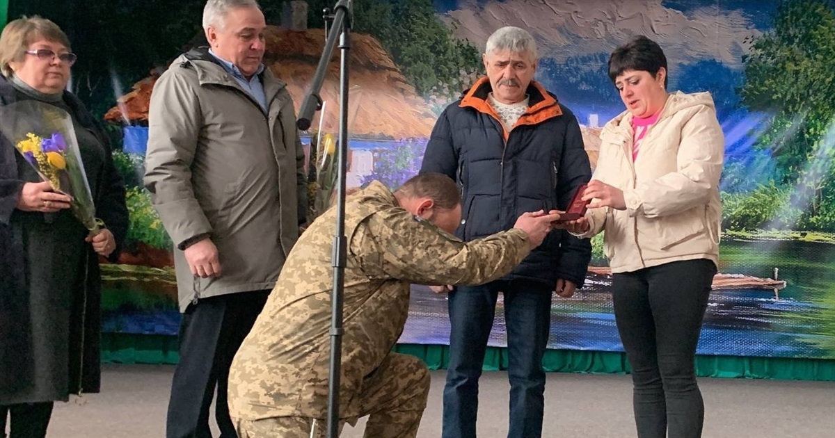 Батьку та сестрі Героя Романа Довгиша з Поліг-Яненок вручили його посмертний орден "За мужність"