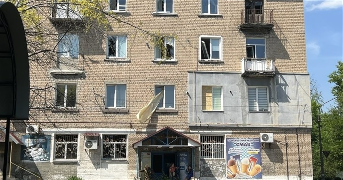 Треба забити вікна і їхати. Як серед руїн, без світла, газу і води живуть 800 людей у Родинському