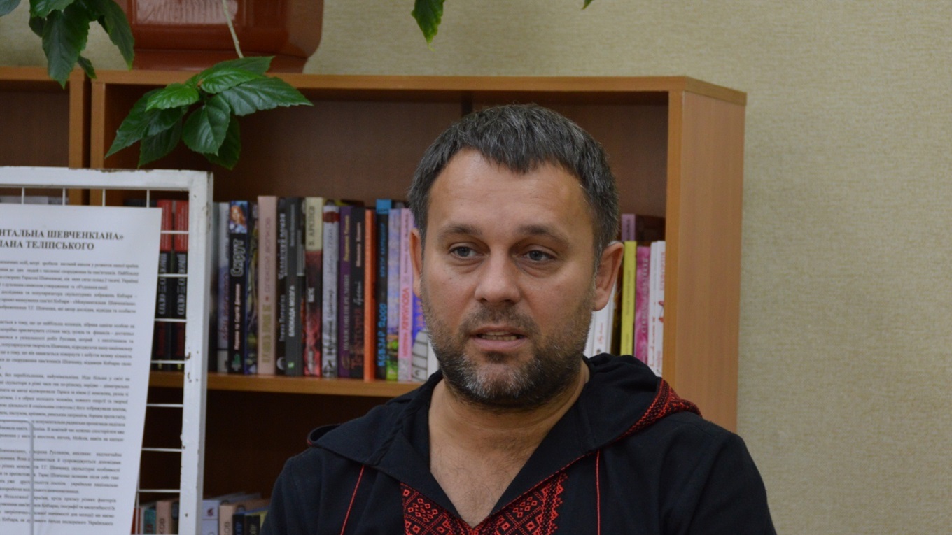 До Сватового завітав мандрівник Руслан Теліпський: він вивчає пам’ятники Шевченку по всьому світу