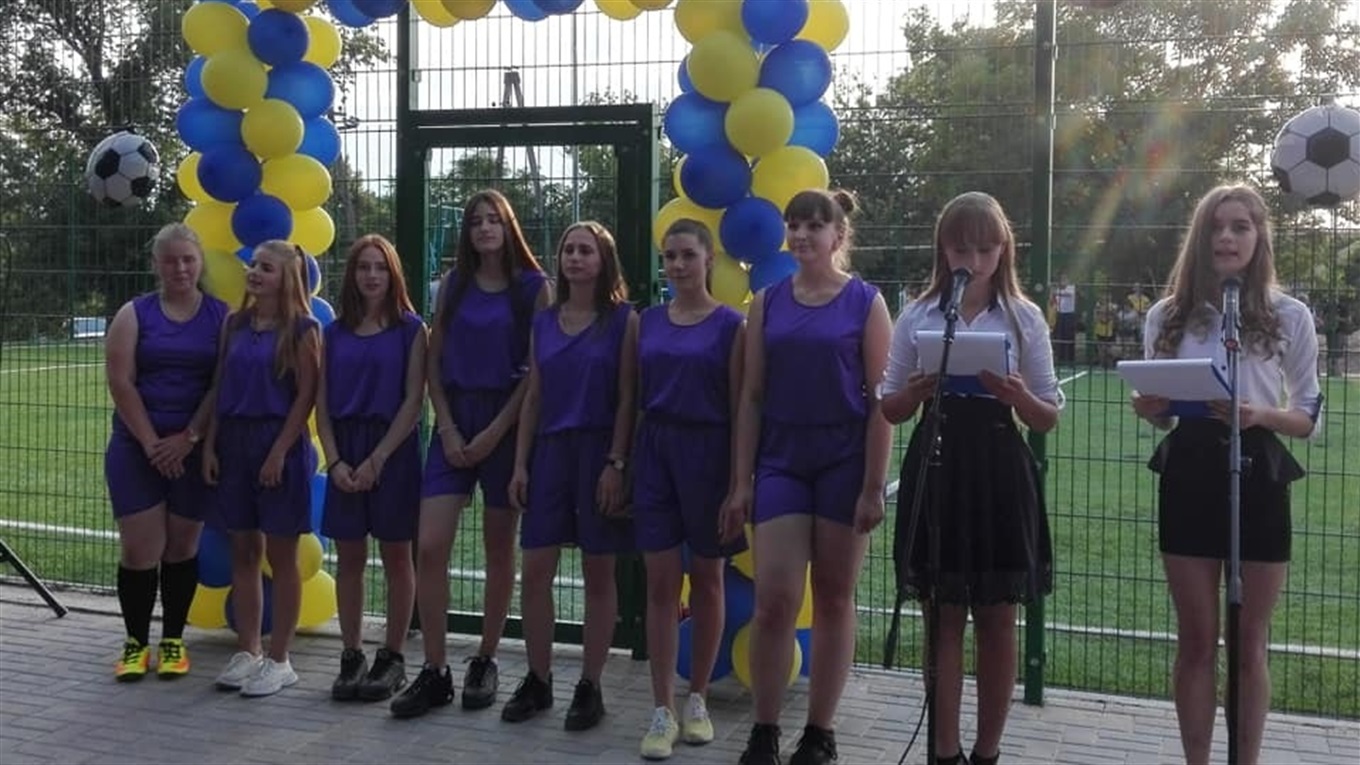 У Волноваському районі відкрили міні-футбольне поле: фото