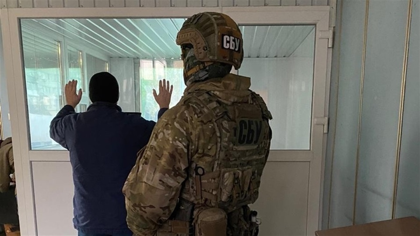 На Вінниччині СБУ викрила посадовця митниці на сприянні контрабанді бурштину на 17 тисяч доларів