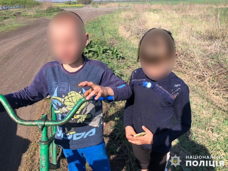 Покровські поліцейські повернули додому двох дітей