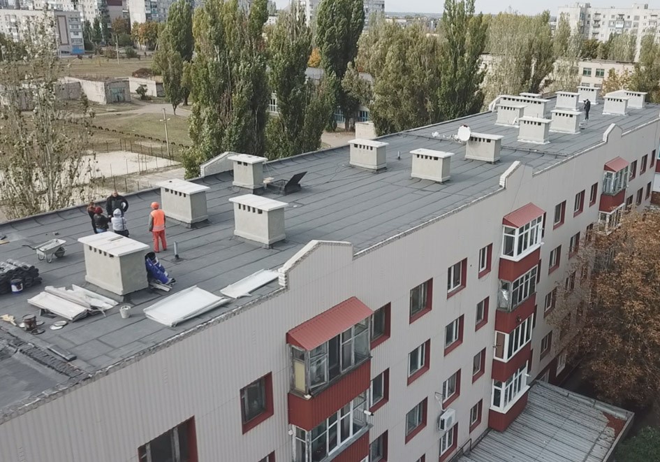 У Покровську капітально ремонтують крівлі багатоповерхівок