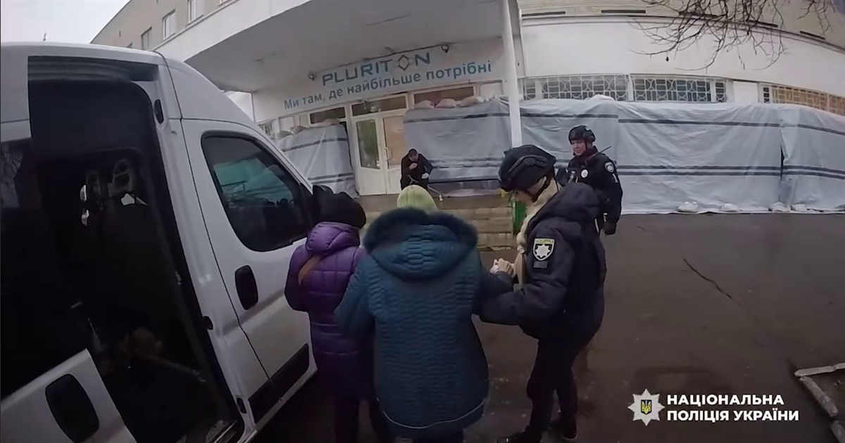 «Білі янголи» евакуювали матір і доньку з прикордонної Білопільщини