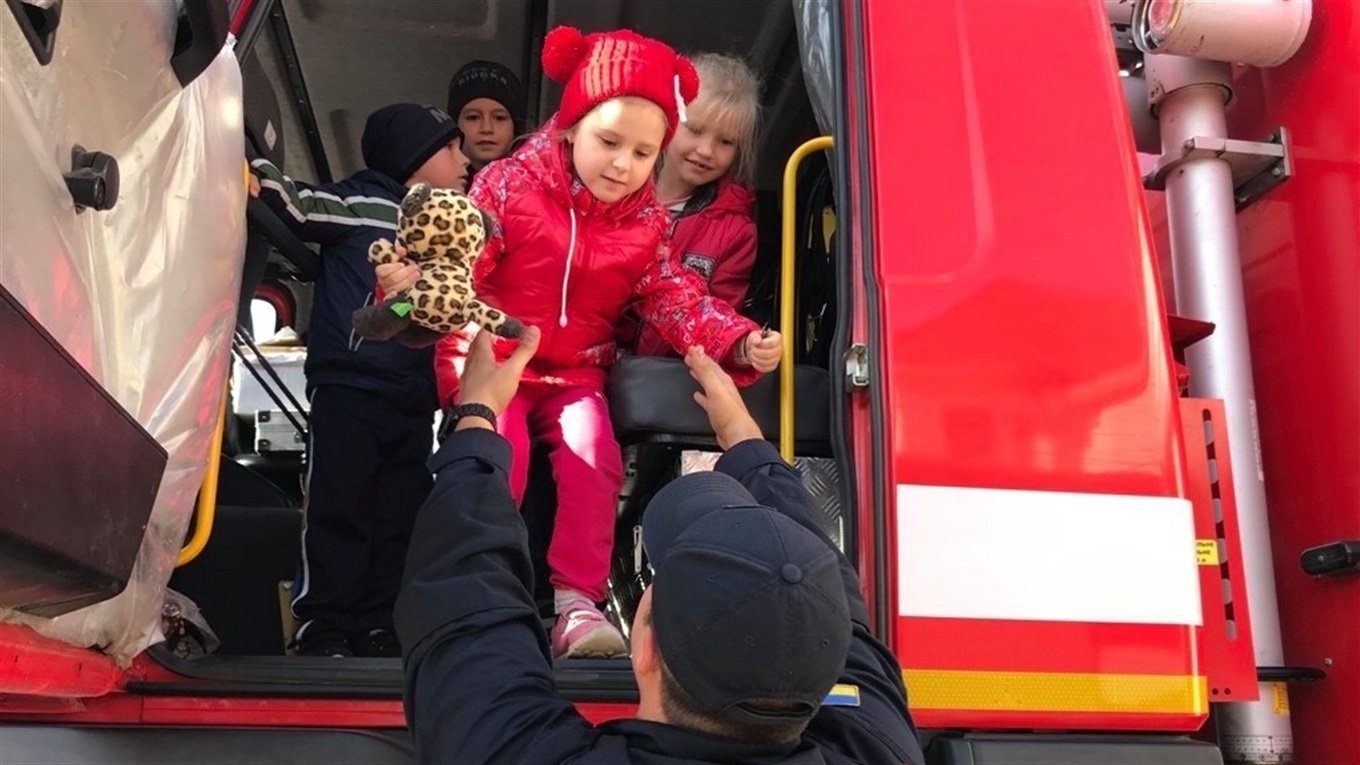 У рамках Тижня знань безпеки життєдіяльності рятувальники розповідають про свою професію школярам