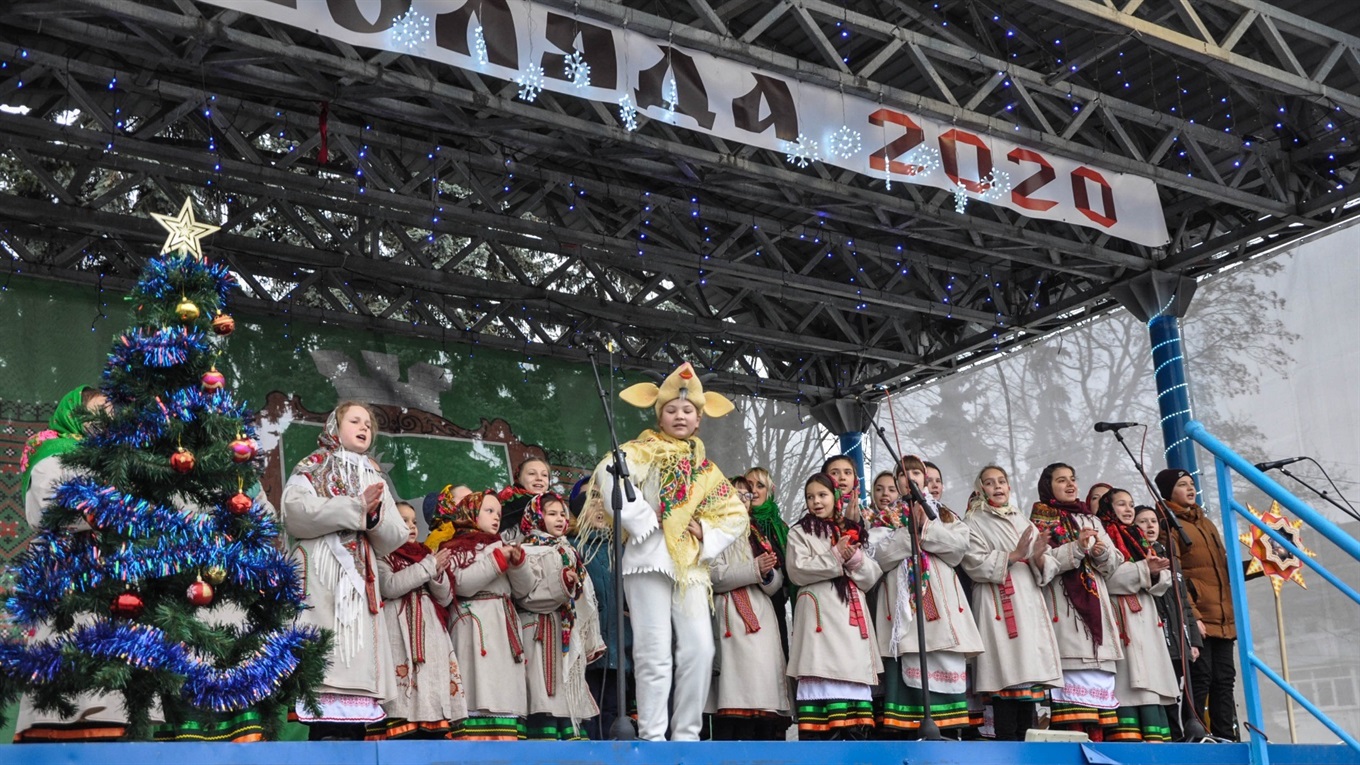 Гучна коляда, розваги та благодійний ярмарок: у Сарнах відбувся різдвяний фестиваль 