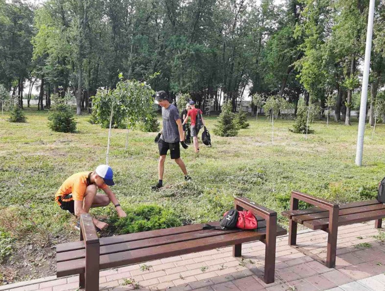 Заробити на канікулах: 30 юнаків і дівчат Покровська задіяні у громадських роботах 