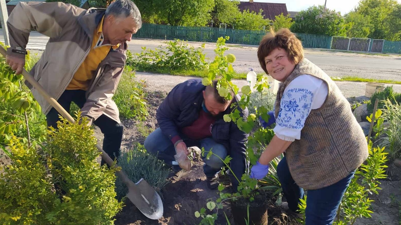 Вдома все позасаджувала квітами  та екзотичними деревами, а віднедавна взялася ще й за село