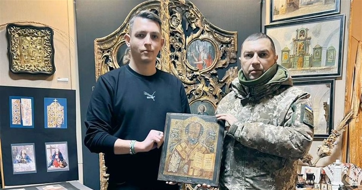 Військовий передав у музей на Волині ікону ХІХ століття зі сходу. Знайшов її на руїнах у Селидовому