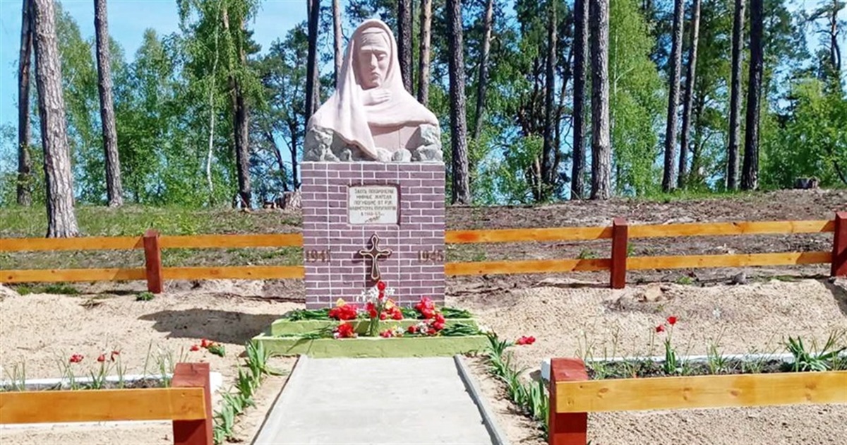 У Холмах на Корюківщині відновили зруйнований пам’ятник на братській могилі в урочищі «Бор»