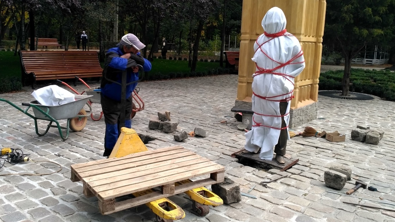 В мелитопольском парке появилась новая скульптура: пока еще интрига сохраняется