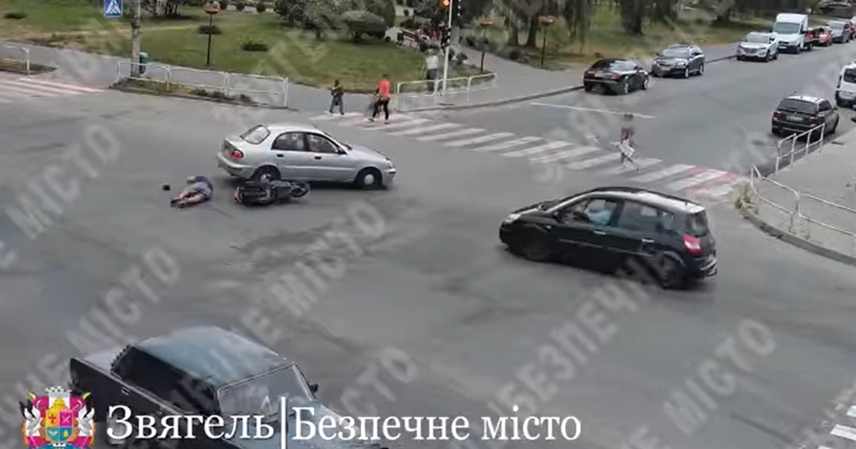 У двох ДТП у Звягелі постраждали водії двоколісних: відео з камер відеоспостереження