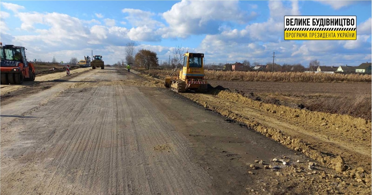 Техніка знову виїхала на дорогу Червоноград – Рава-Руська. Капітальний ремонт траси продовжується