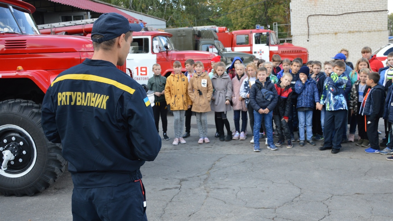 Як воно — побувати у кабіні пожежної машини знають учні шостої школи Сватового: Фоторепортаж