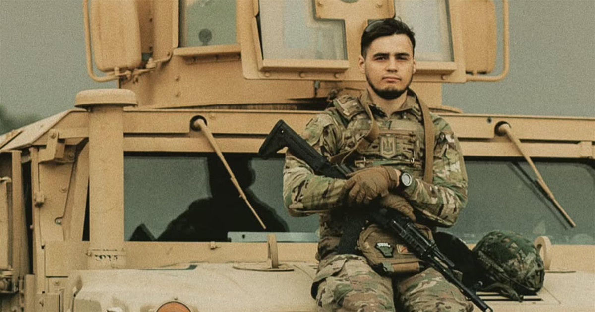 «Схід» полетів на гелікоптері в Маріуполь і вийшов пішки з «Азовсталі». Уривок з його книги