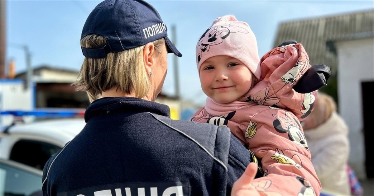 Урок безпеки для дошкільнят: у Звягелі до малечі завітали ювенальні поліцейські