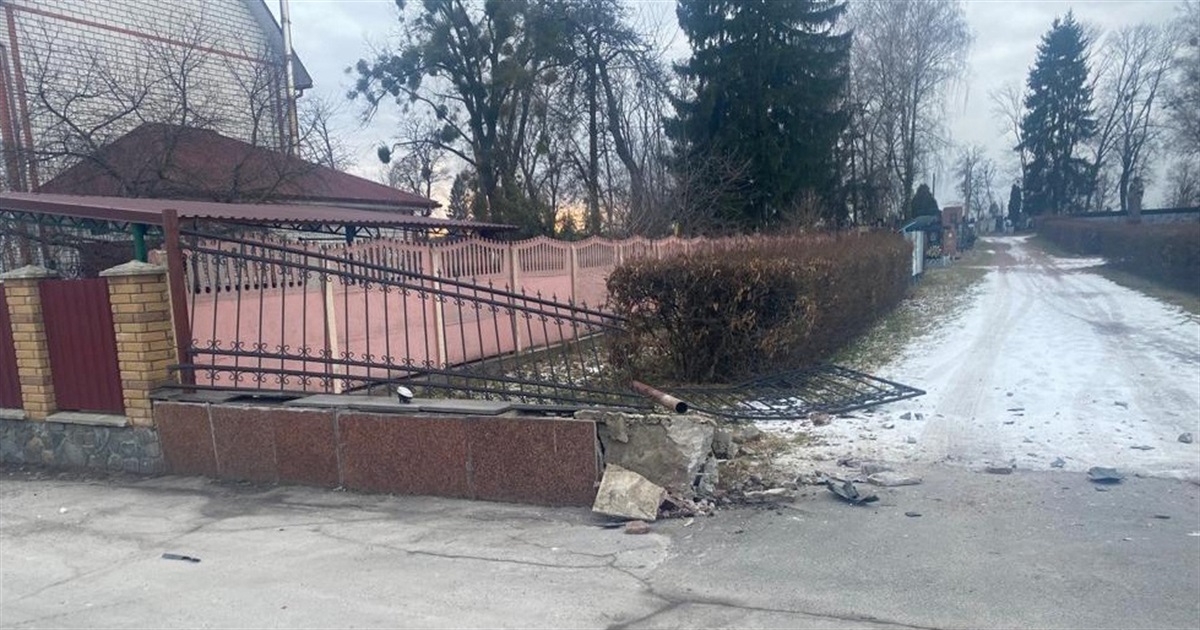 П’яні водії не розминулися у Звягелі — один врізався у паркан на кладовищі та утік